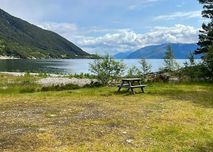 2 Bedroom Awesome In Prázdninový dům Lavik (Sogn og Fjordane)